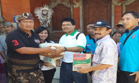 Dinsosnaker Bantu Sembako Korban Banjir di Br. Kajeng Pemogan