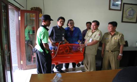 Dinsosnaker Serahkan Peralatan Bengkel ke 30 RTM di Pemecutan Kaja