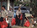 TAGANA DENPASAR  LAKUKAN AKSI MEMUNGUT SAMPAH  DI TAMAN KOTA LUMINTANG