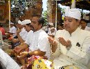 TIRTAYATRA PENYANDANG CACAT KOTA DENPASAR KE PURA RAMBUT SIWI